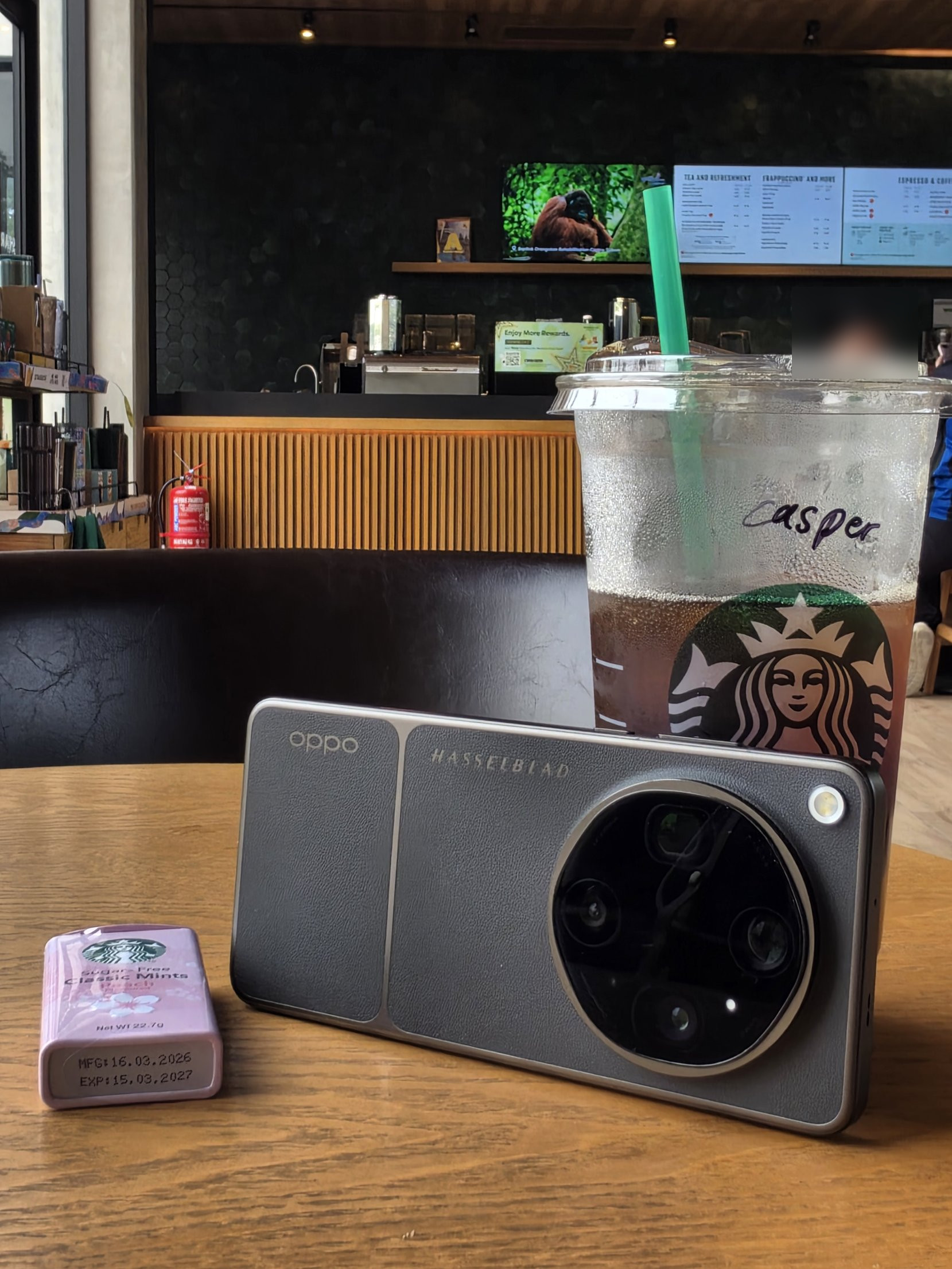 スターバックスのアイスドリンクと、OPPOのスマートフォン