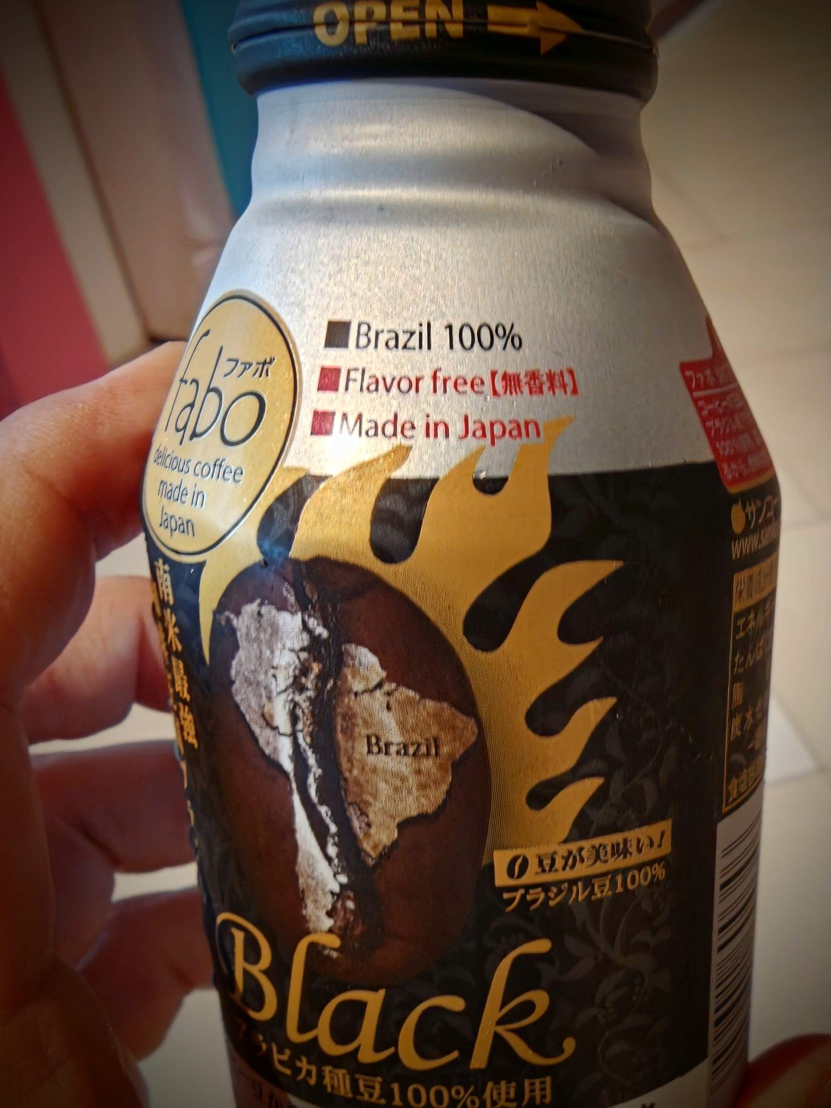 日本製の缶コーヒー、ブラック。Brazil 100%、Made in Japan の表示