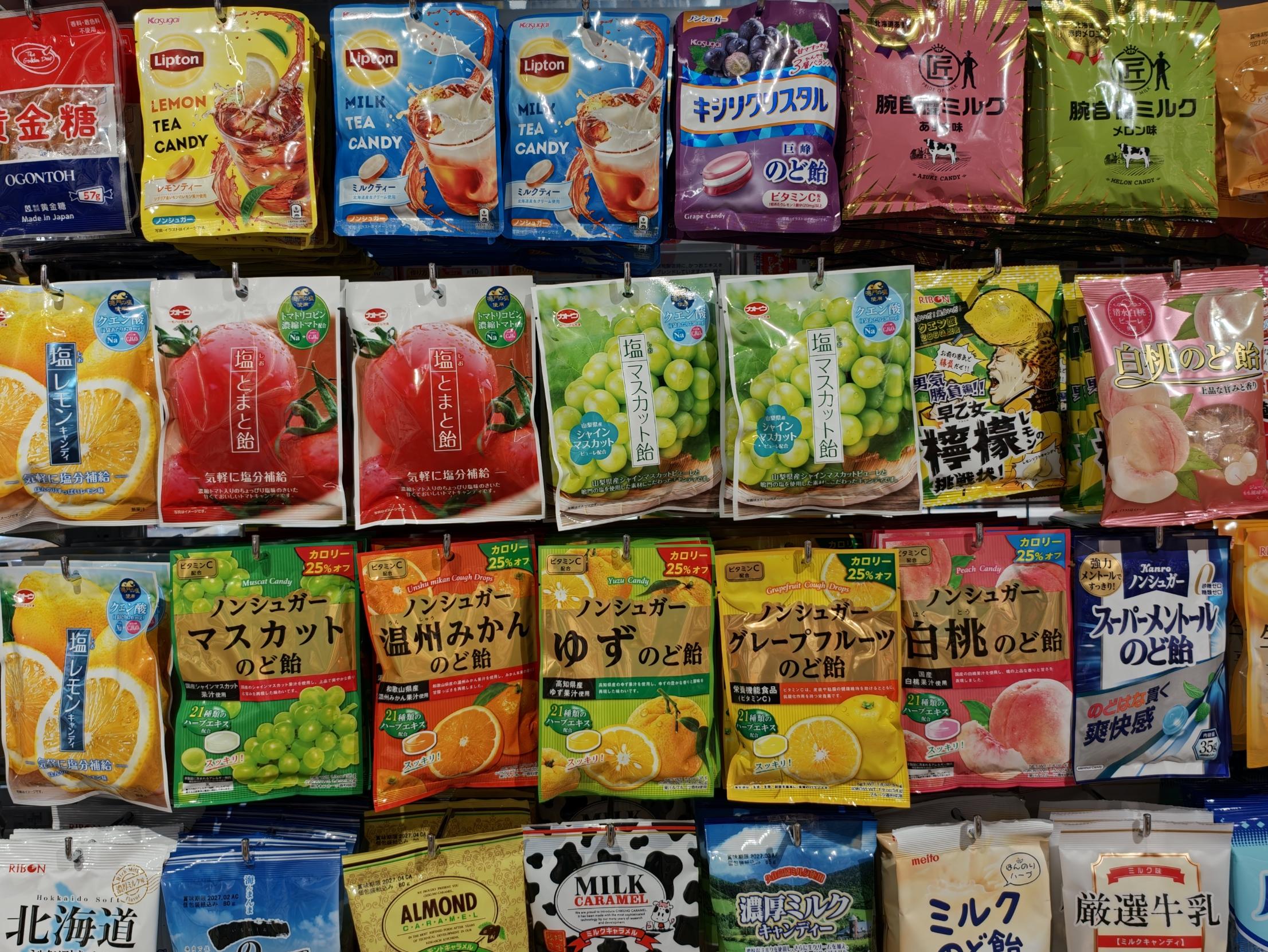 日本語のパッケージのままの飴が並ぶ棚