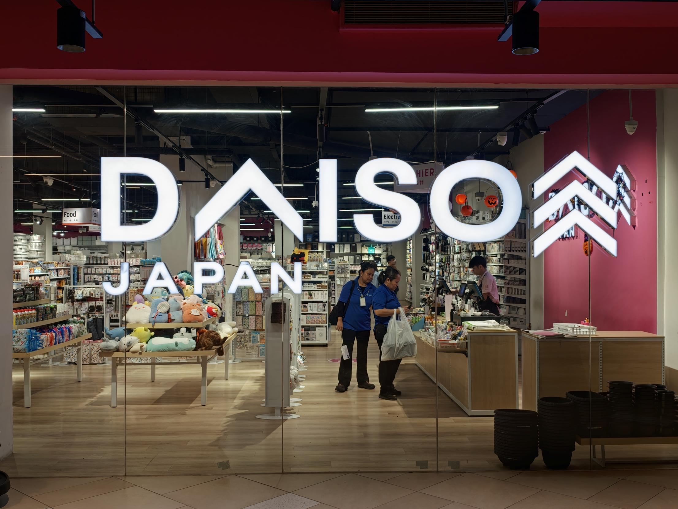 ショッピングモールの中の DAISO JAPAN の店構え