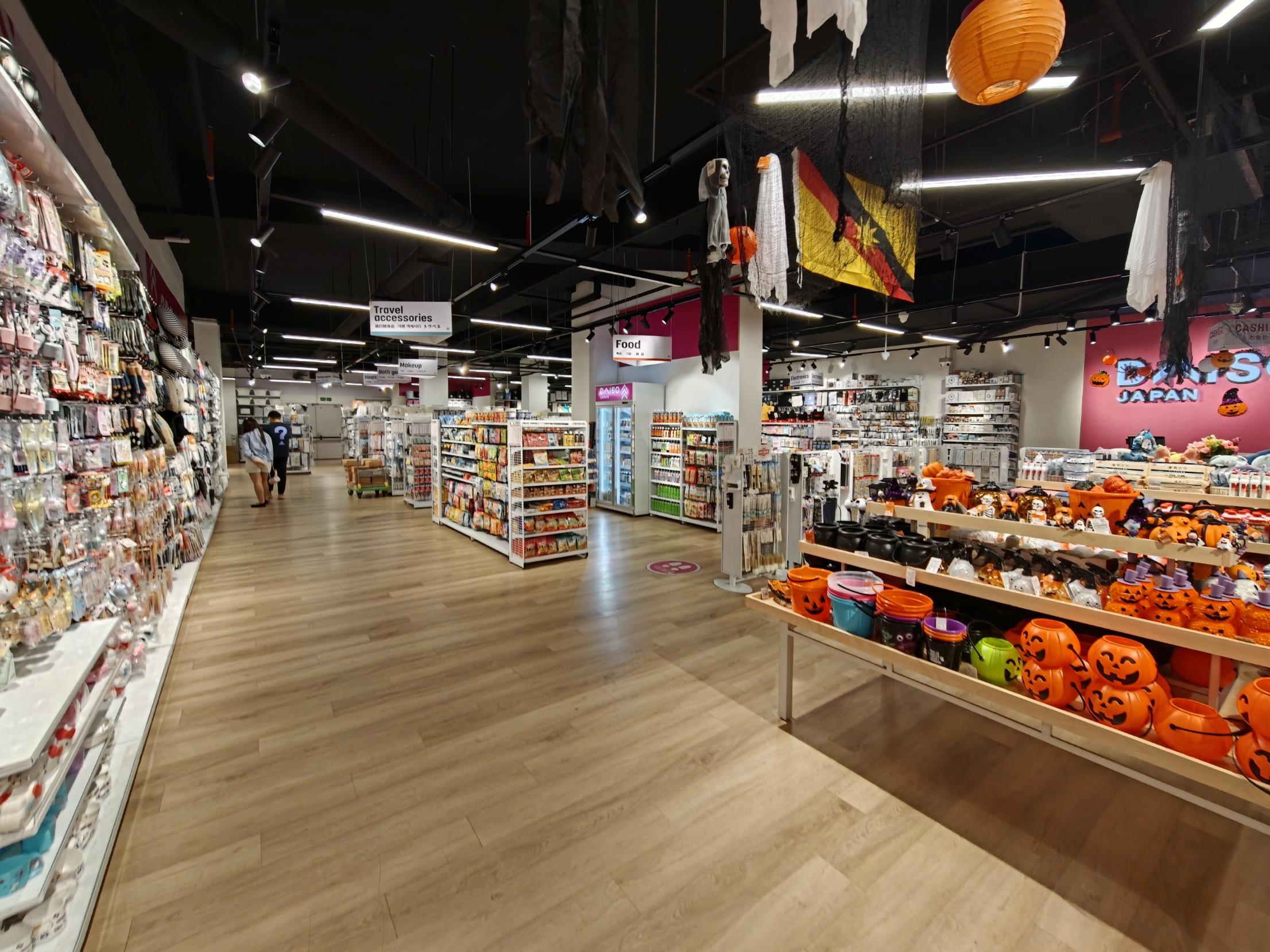 ハロウィンの飾りが天井から下がる店内。お化けの間にサラワクの州旗