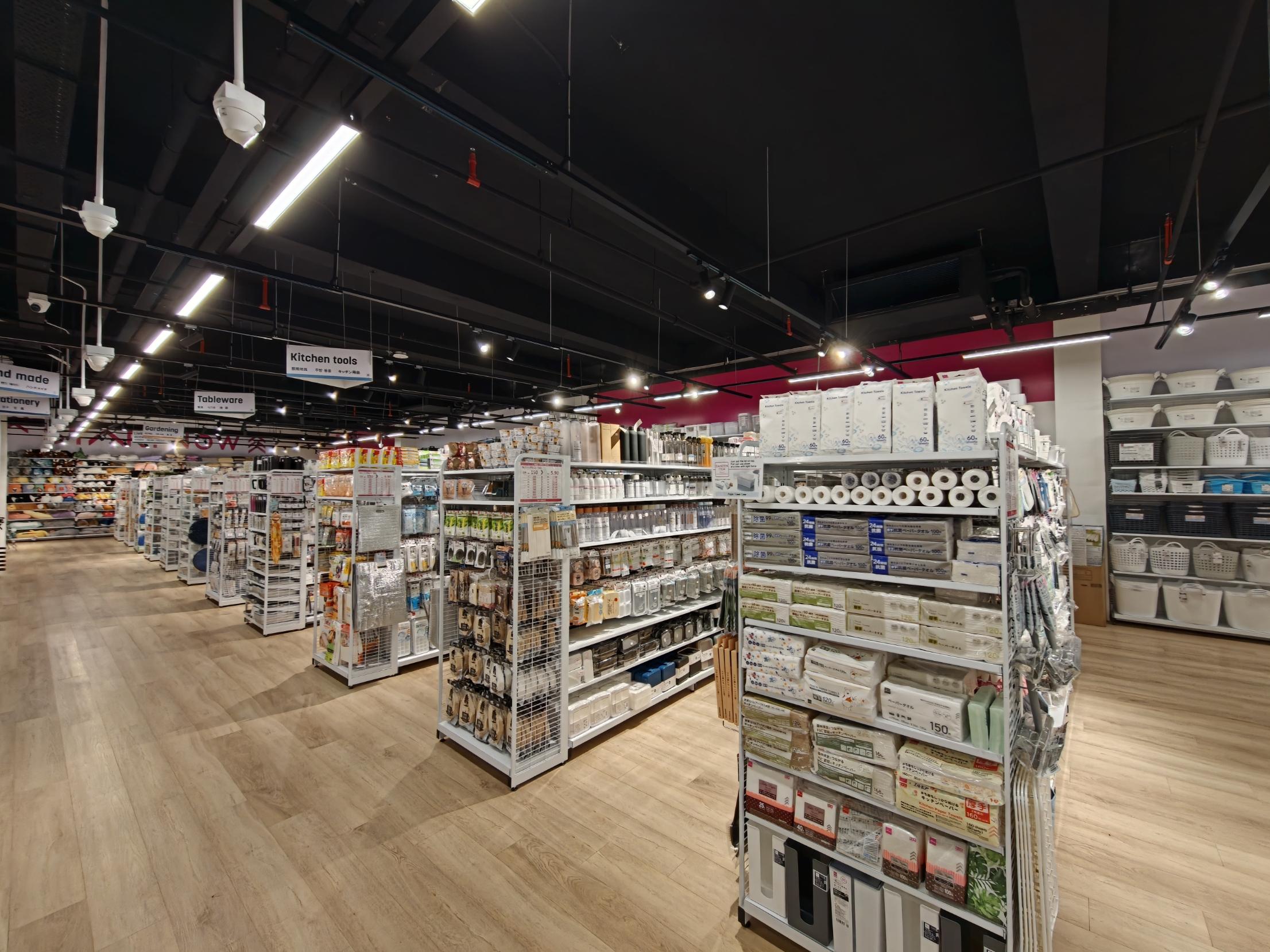 白い棚が並ぶキッチン用品の売り場。案内板は4か国語
