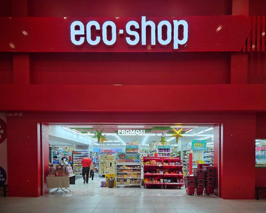 ショッピングモールの中の赤い eco-shop の店構え