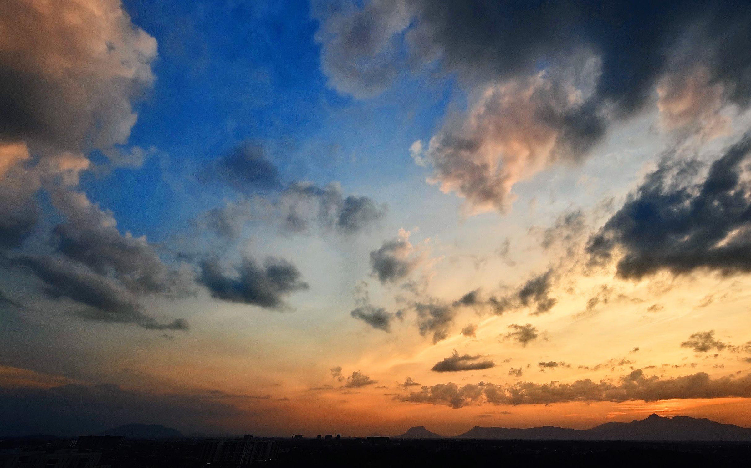 青からオレンジに染まる、クチンの夕焼けの空
