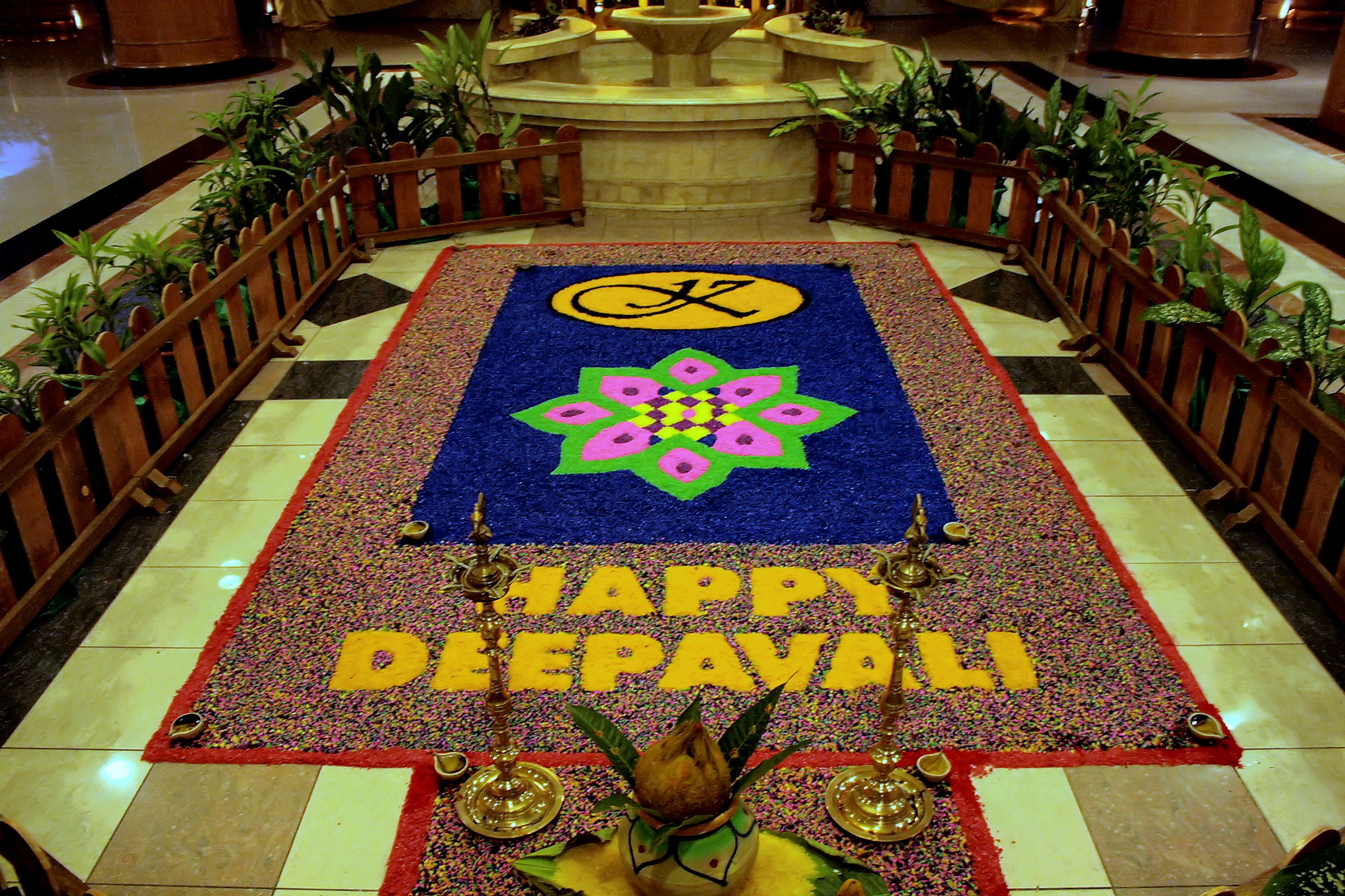 「HAPPY DEEPAVALI」の文字を色砂で描いたコーラム