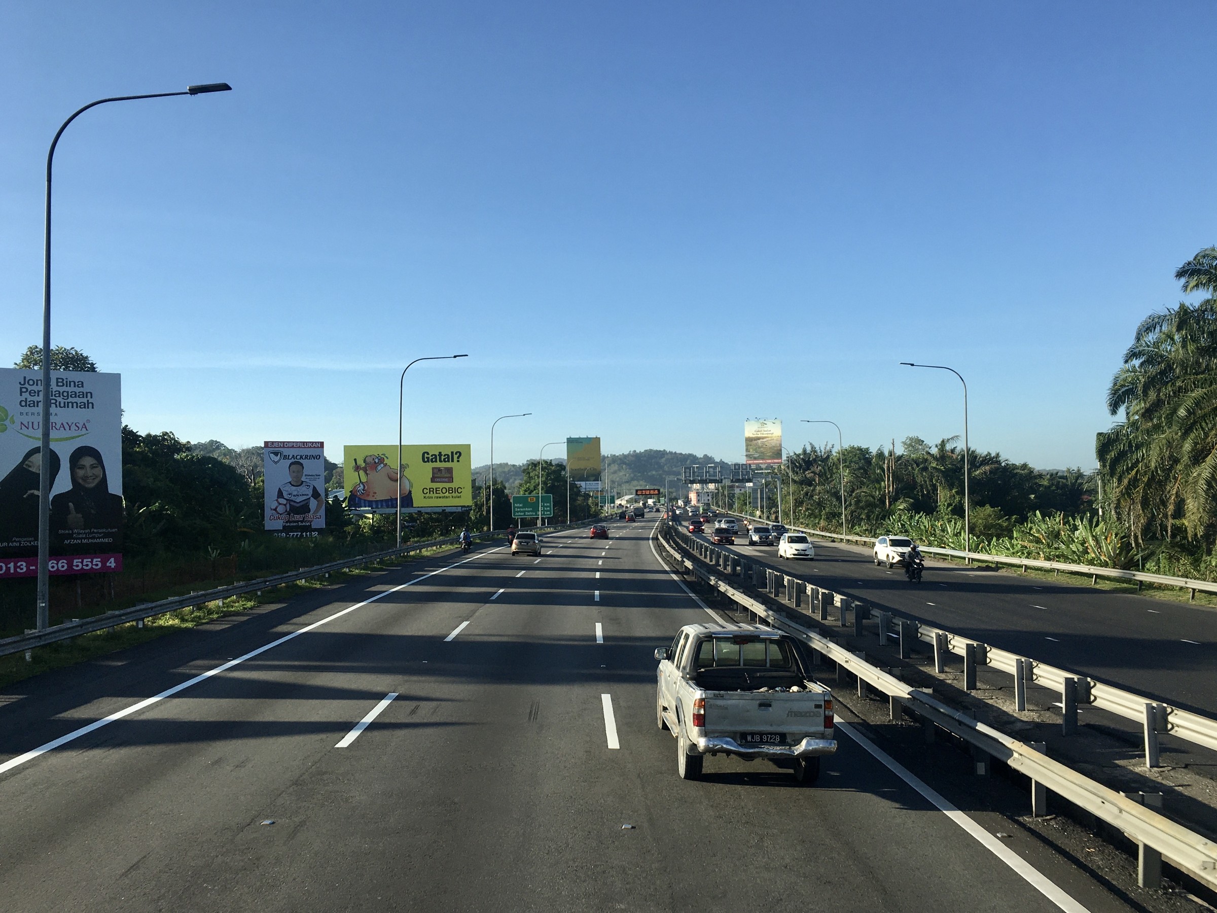 車がまばらな、広々とした高速道路