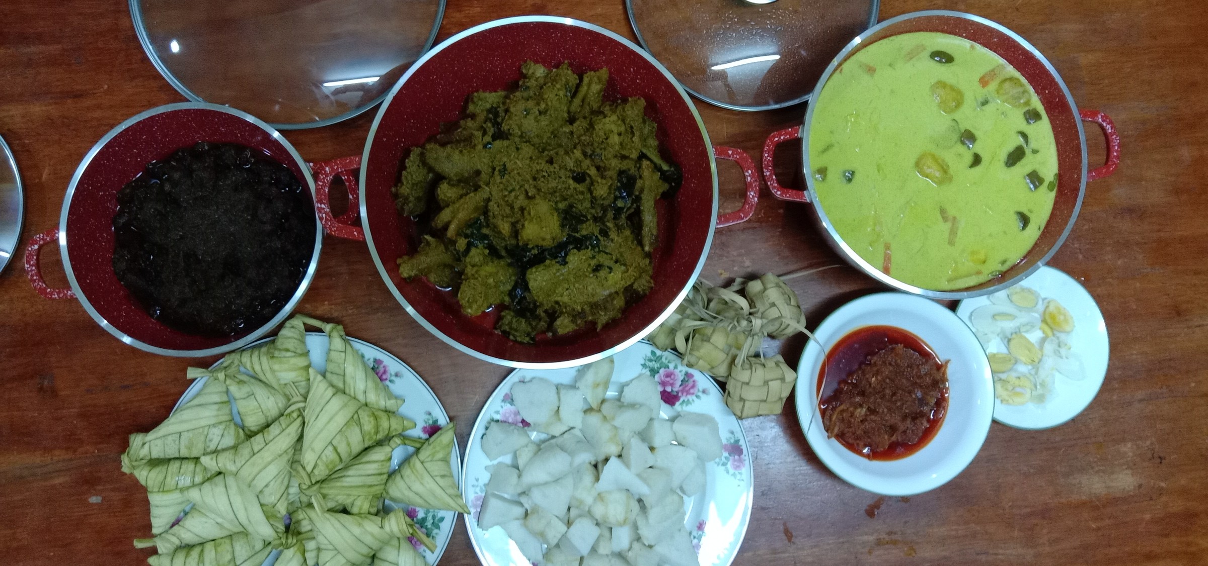 鶏のルンダンや煮込み料理が並ぶハリラヤのごちそう