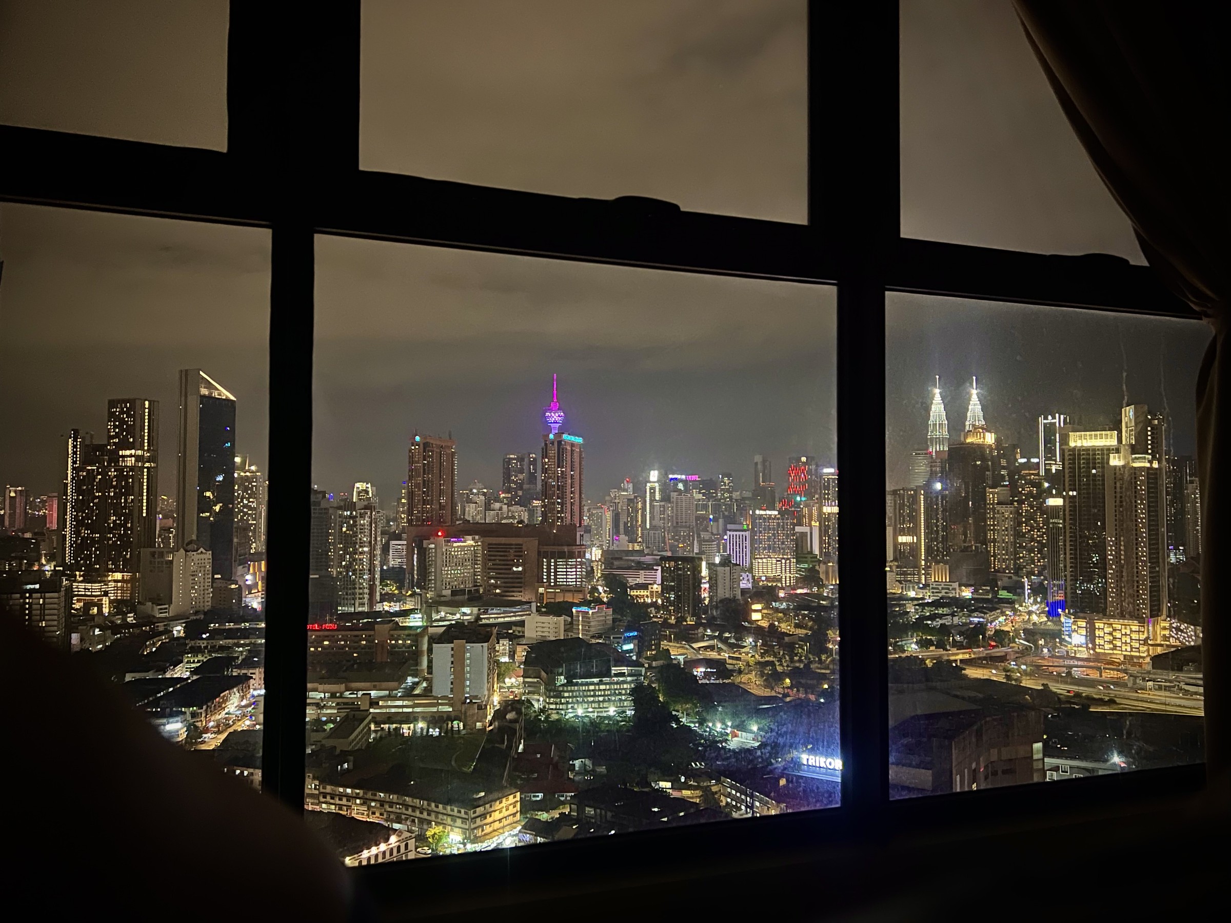 窓枠越しに見える、クアラルンプールの夜景