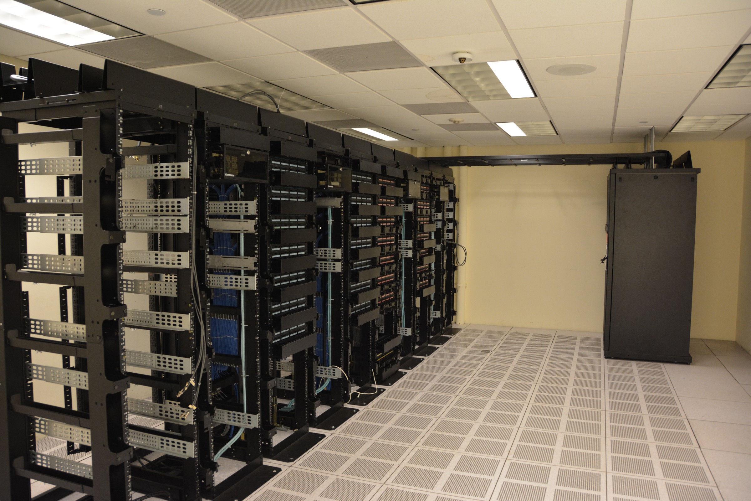 サーバーラックが何列にも並ぶデータセンター