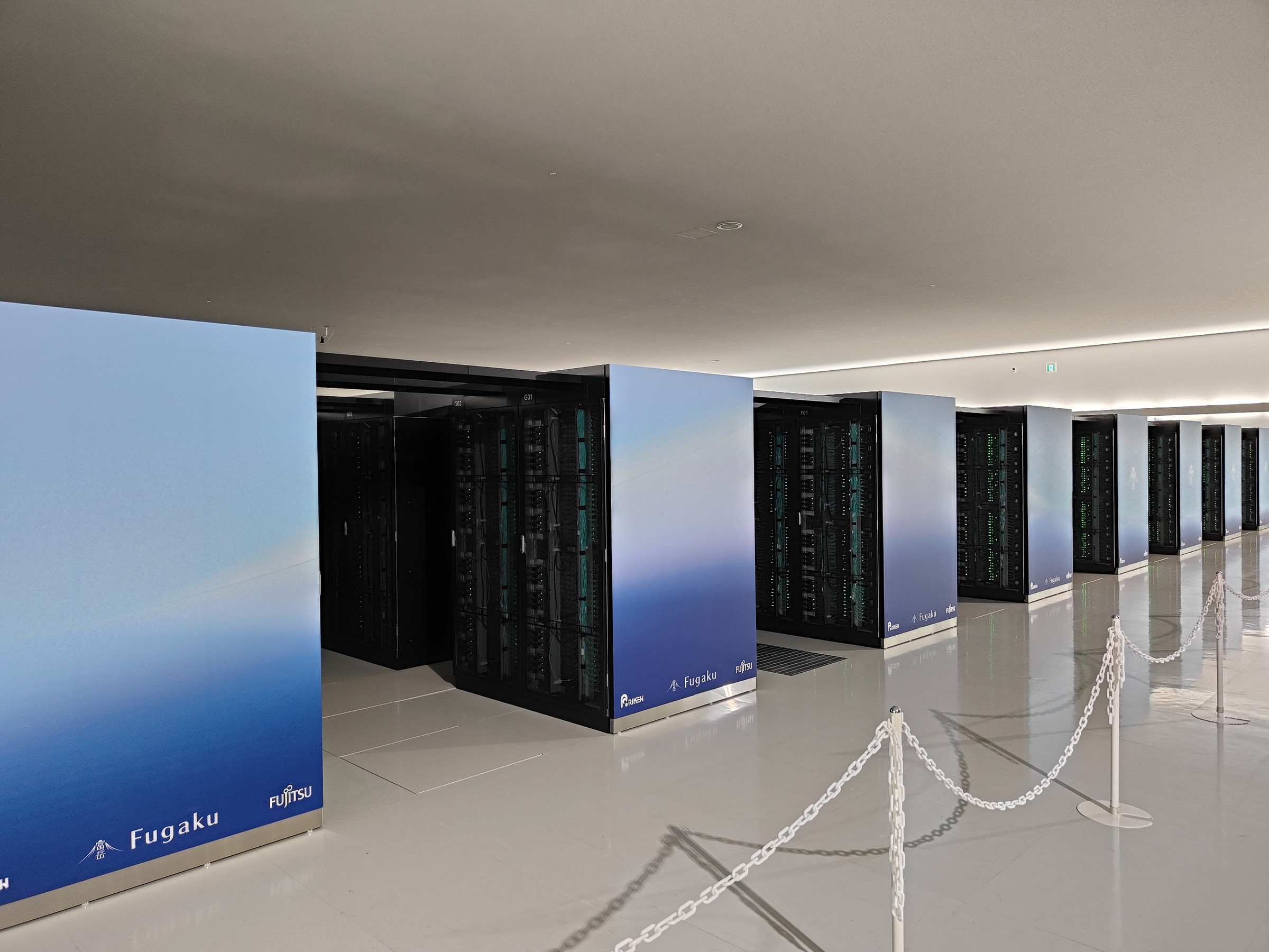 青い外装のラックが整然と並ぶ、スーパーコンピューター富岳