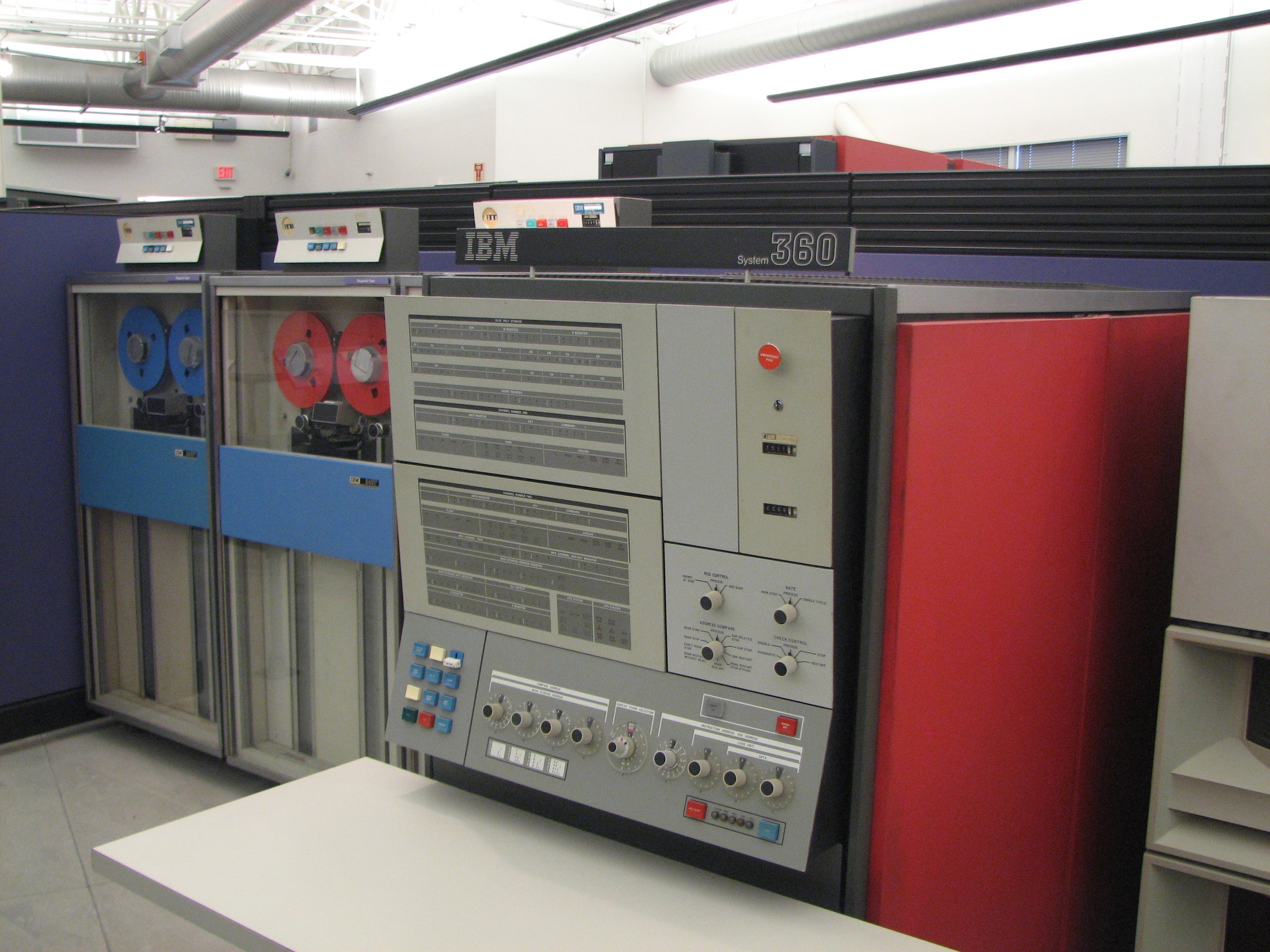 赤と青の扉が並ぶ、IBM System/360の本体と操作盤