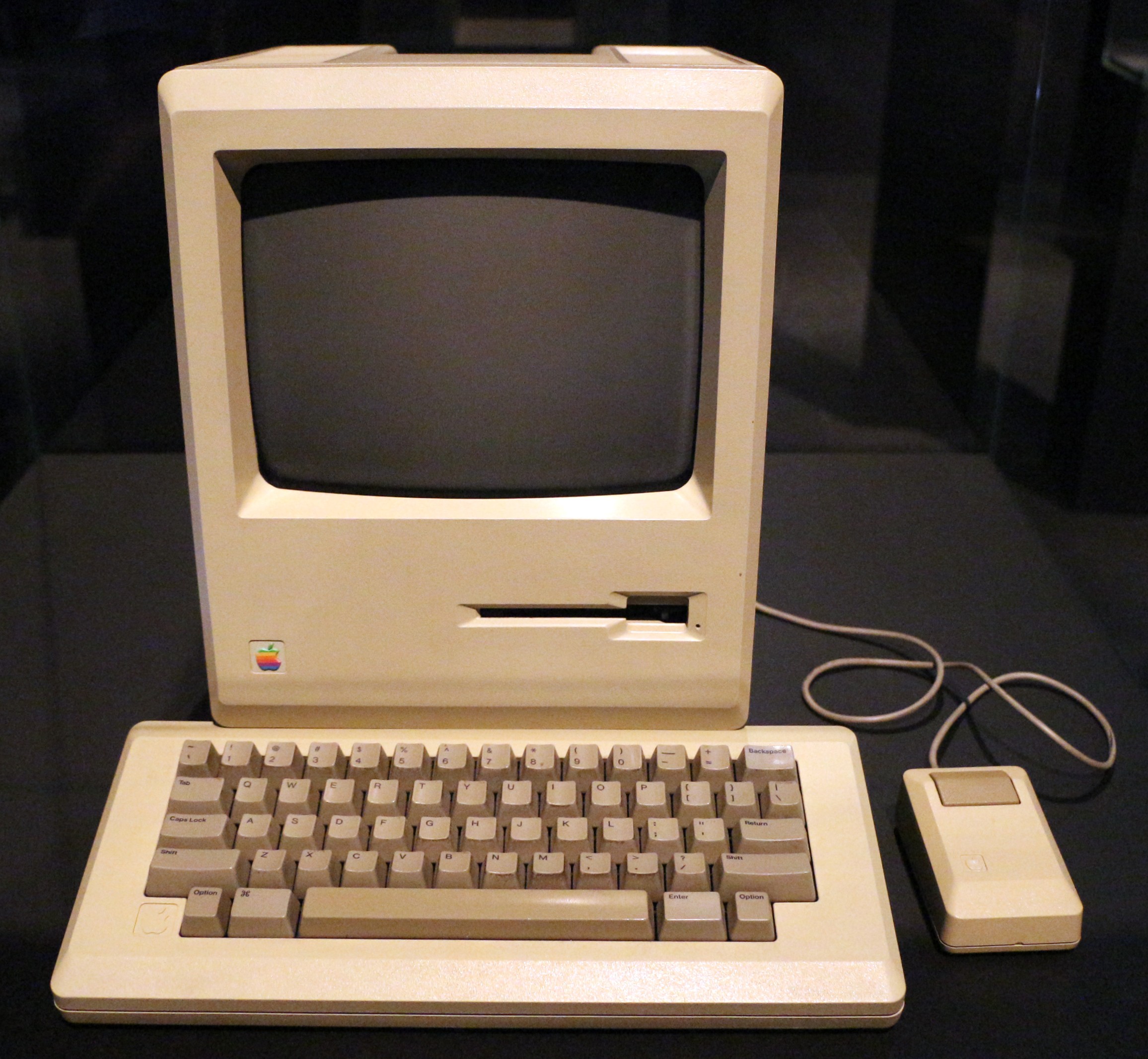 ベージュの本体にキーボードとマウスが付いた、1984年のMacintosh