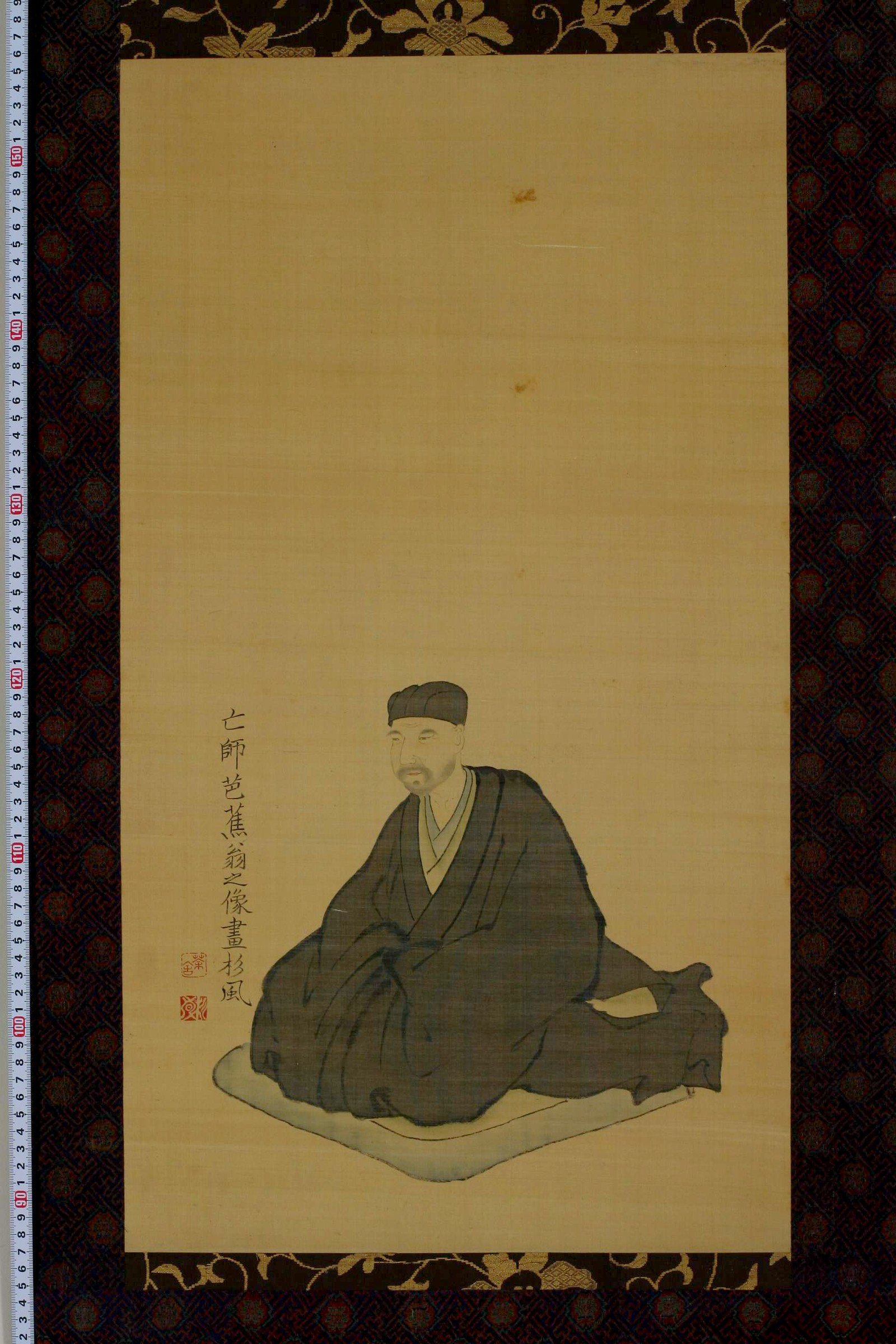 座って前を見つめる、墨染めの衣の松尾芭蕉の肖像画