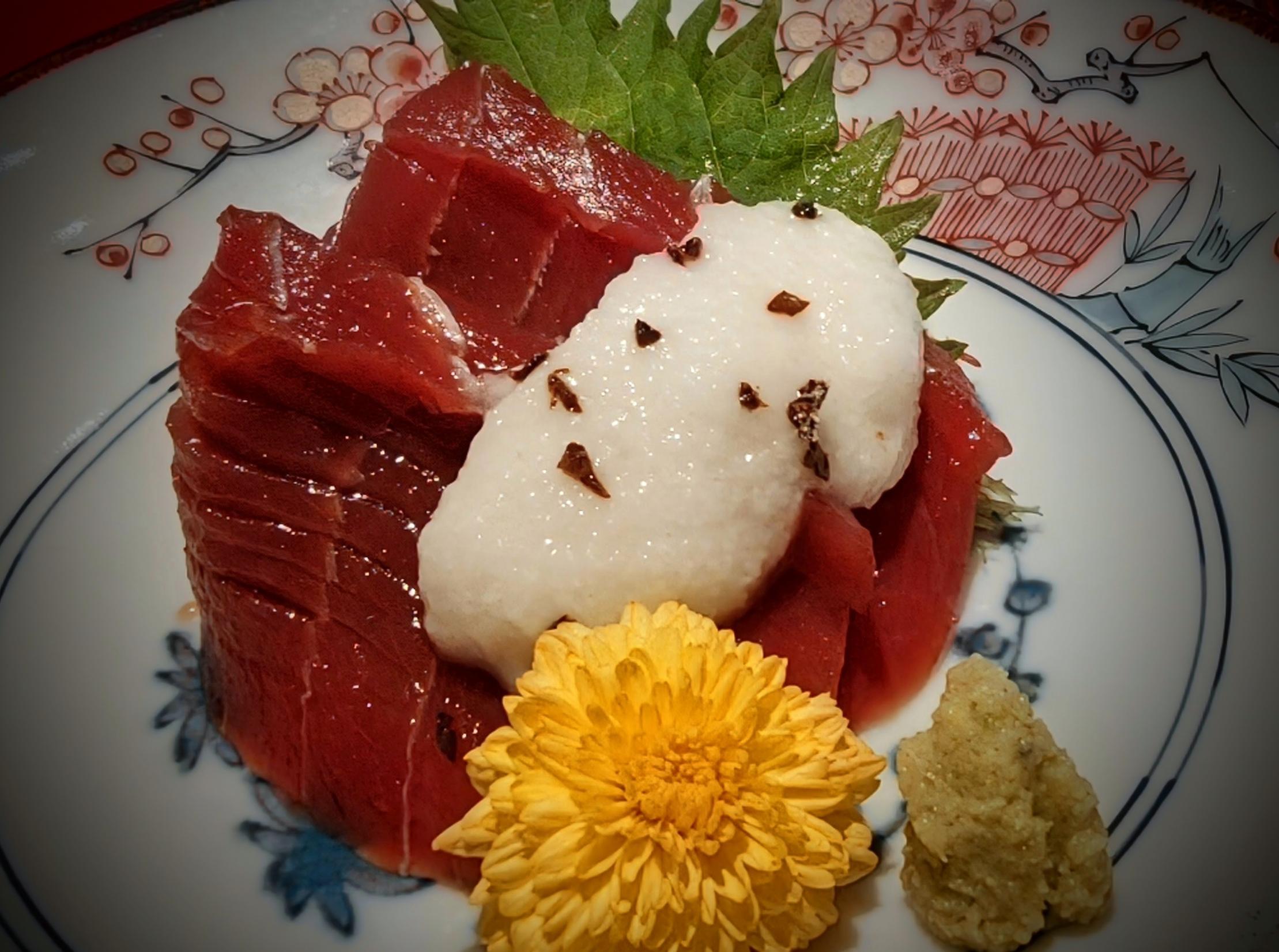 マグロの赤身に、すりおろした長芋と菊の花、わさび