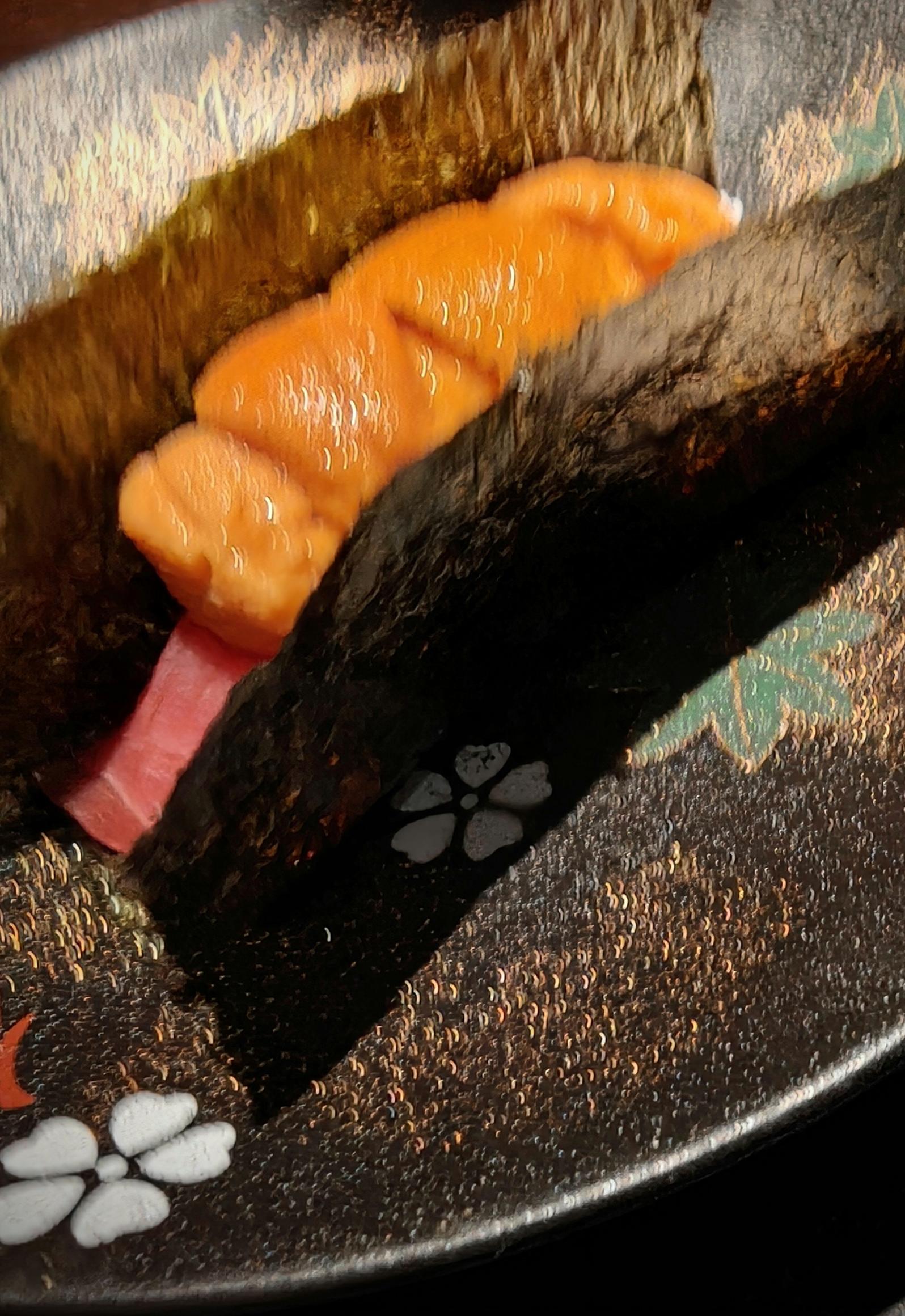 海苔に包んだウニとマグロの手巻き