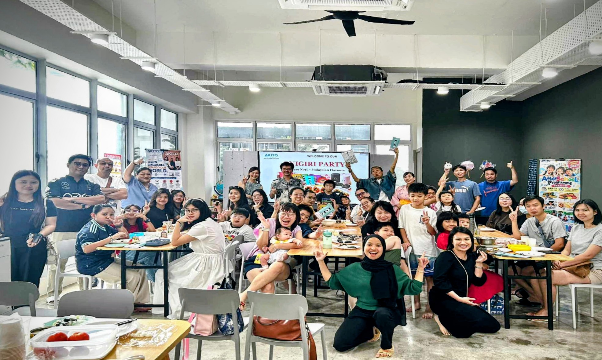 AKITO Global Educationのおにぎりパーティーの参加者の集合写真