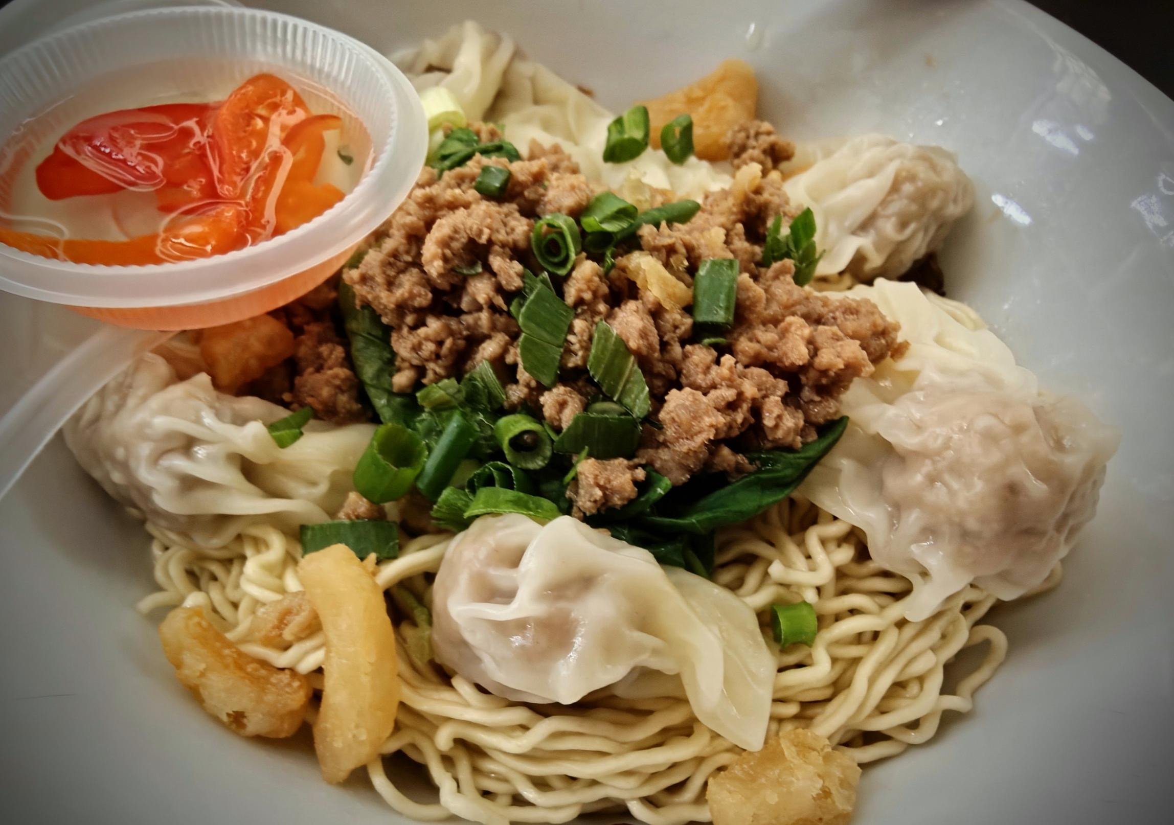 汁のない卵麺に、挽き肉とワンタンがのった、サラワクのコロミー