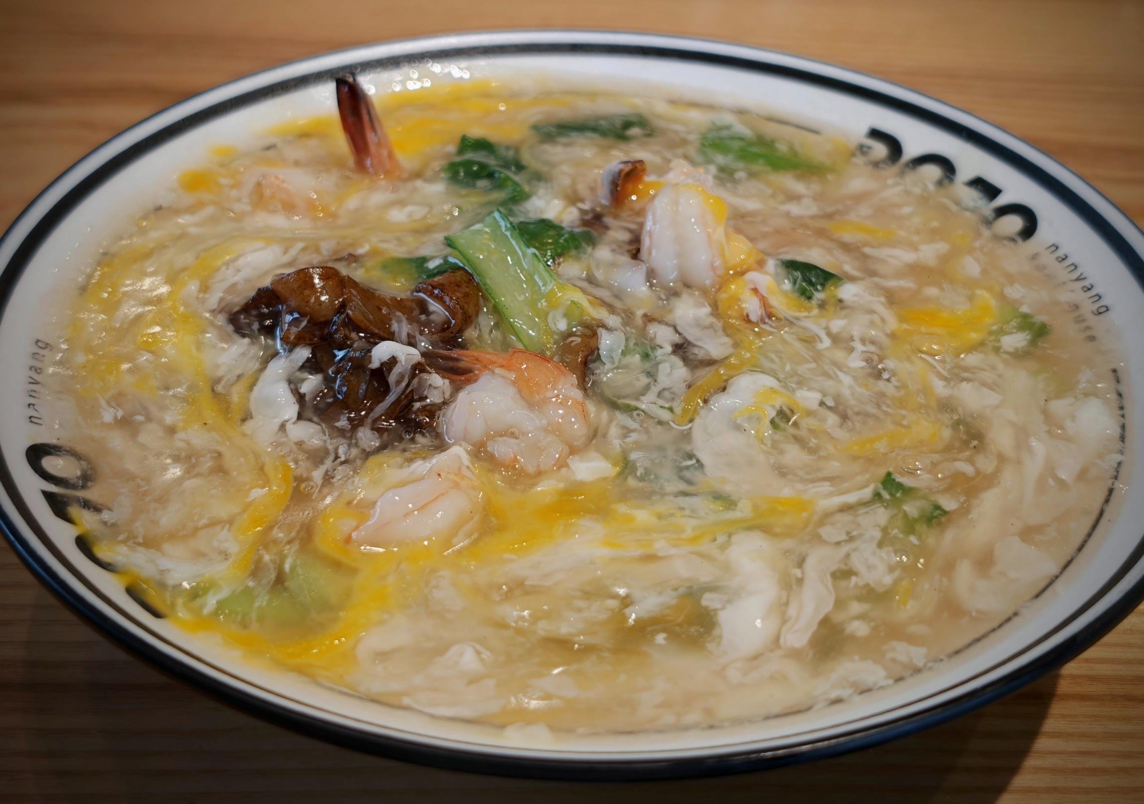 とろみのある卵のあんに、エビと青菜が入ったサラワクのエビクイテオ