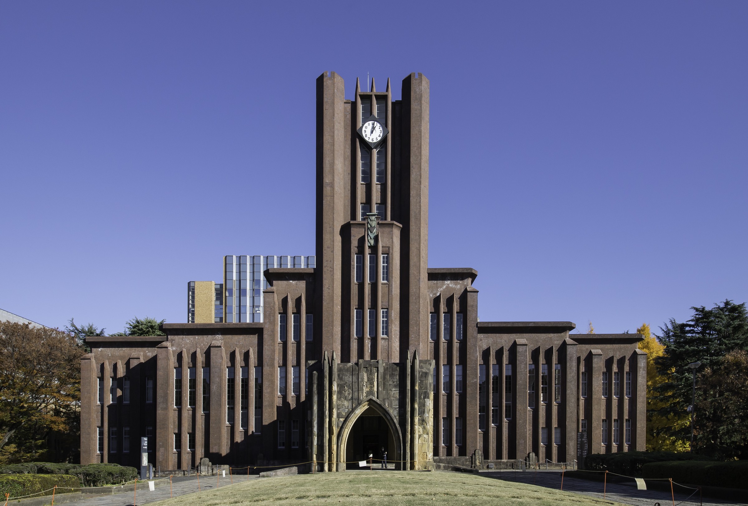 青空の下に建つ、東京大学の安田講堂