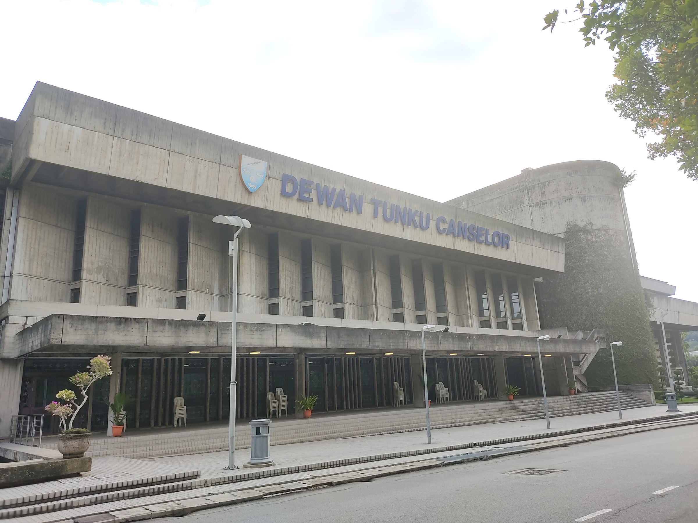 「DEWAN TUNKU CANSELOR」の文字が掲げられた、マラヤ大学の大講堂