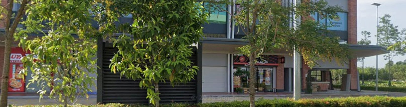 同じ並びにあるUSピザ（左）とピザハット（右）の店先